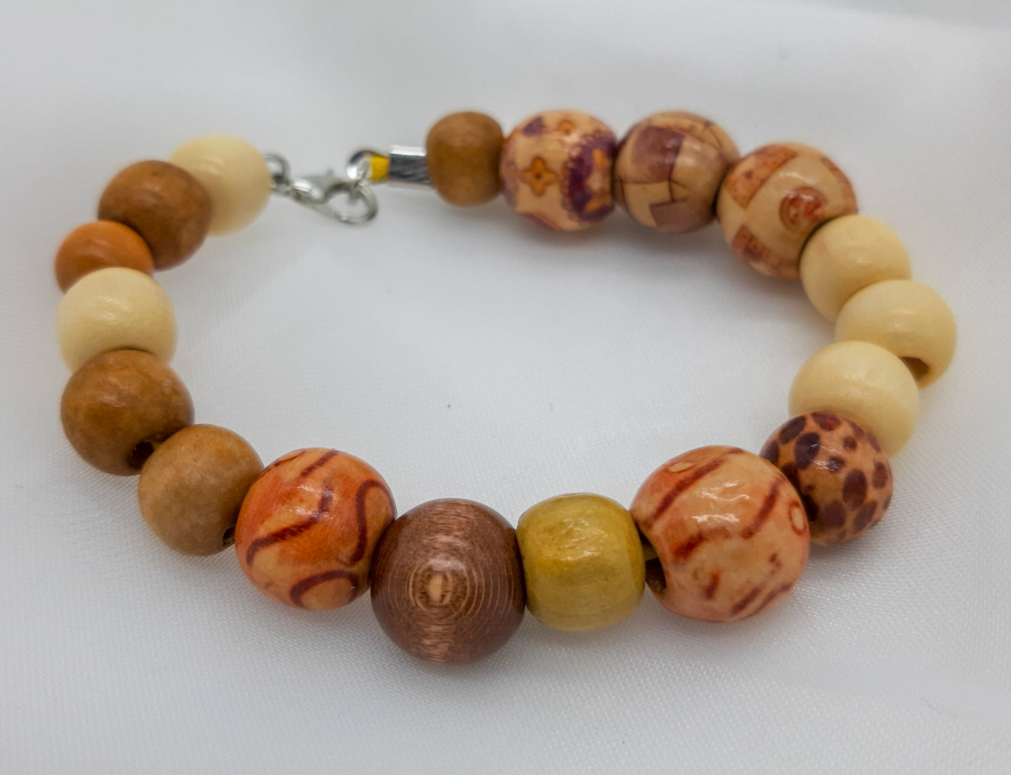Armband mit braunen Holzperlen