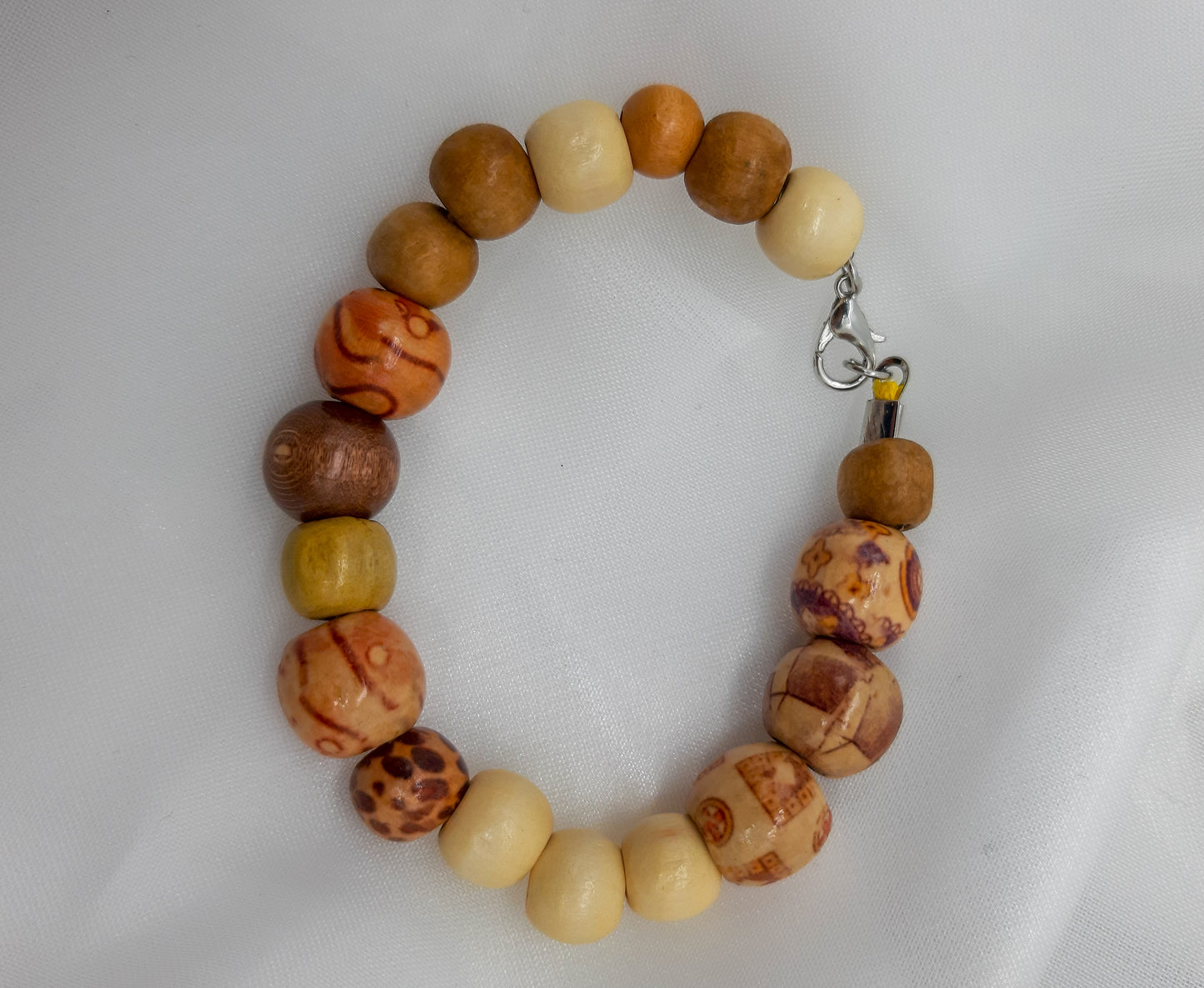 Armband mit braunen Holzperlen