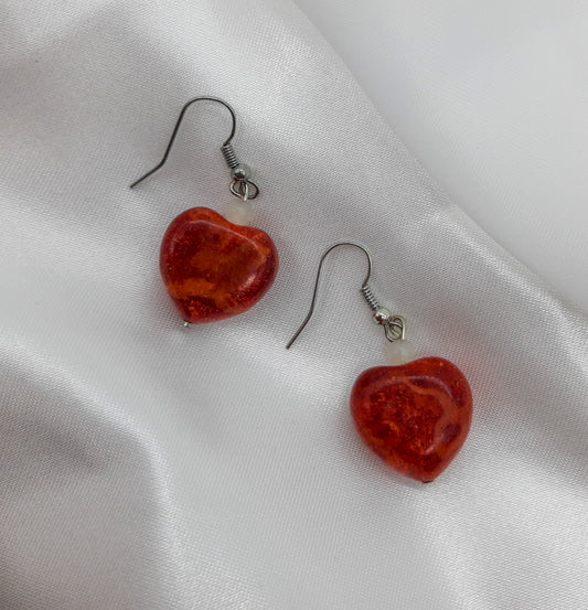 Ohrringe in Herzform, Karminrot