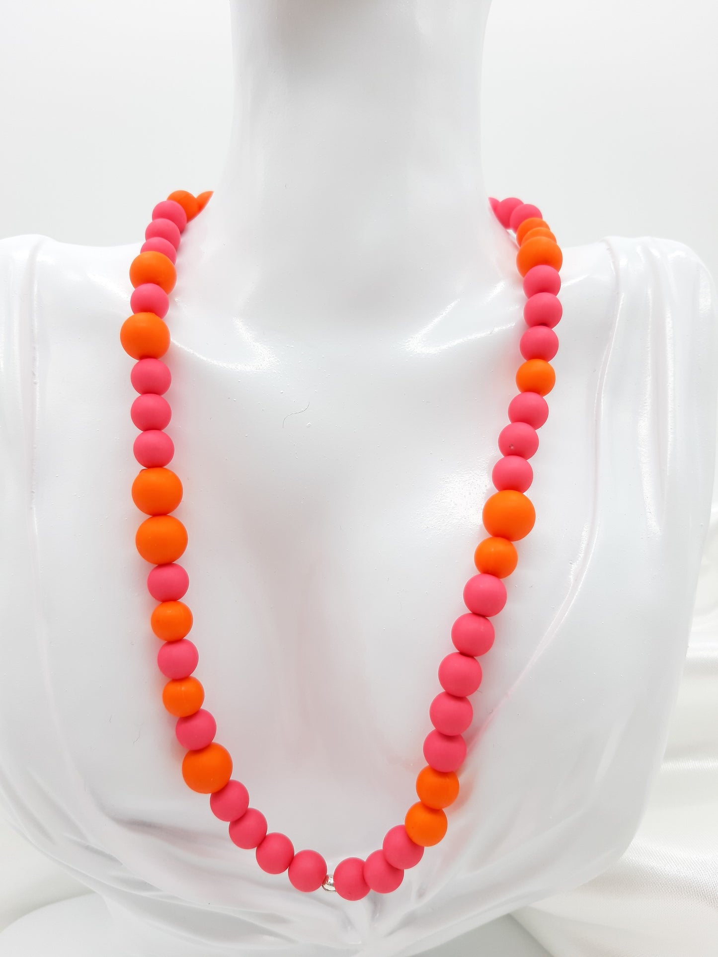 Halskette mit gefädelten Kunststoffperlen, orange-rosa