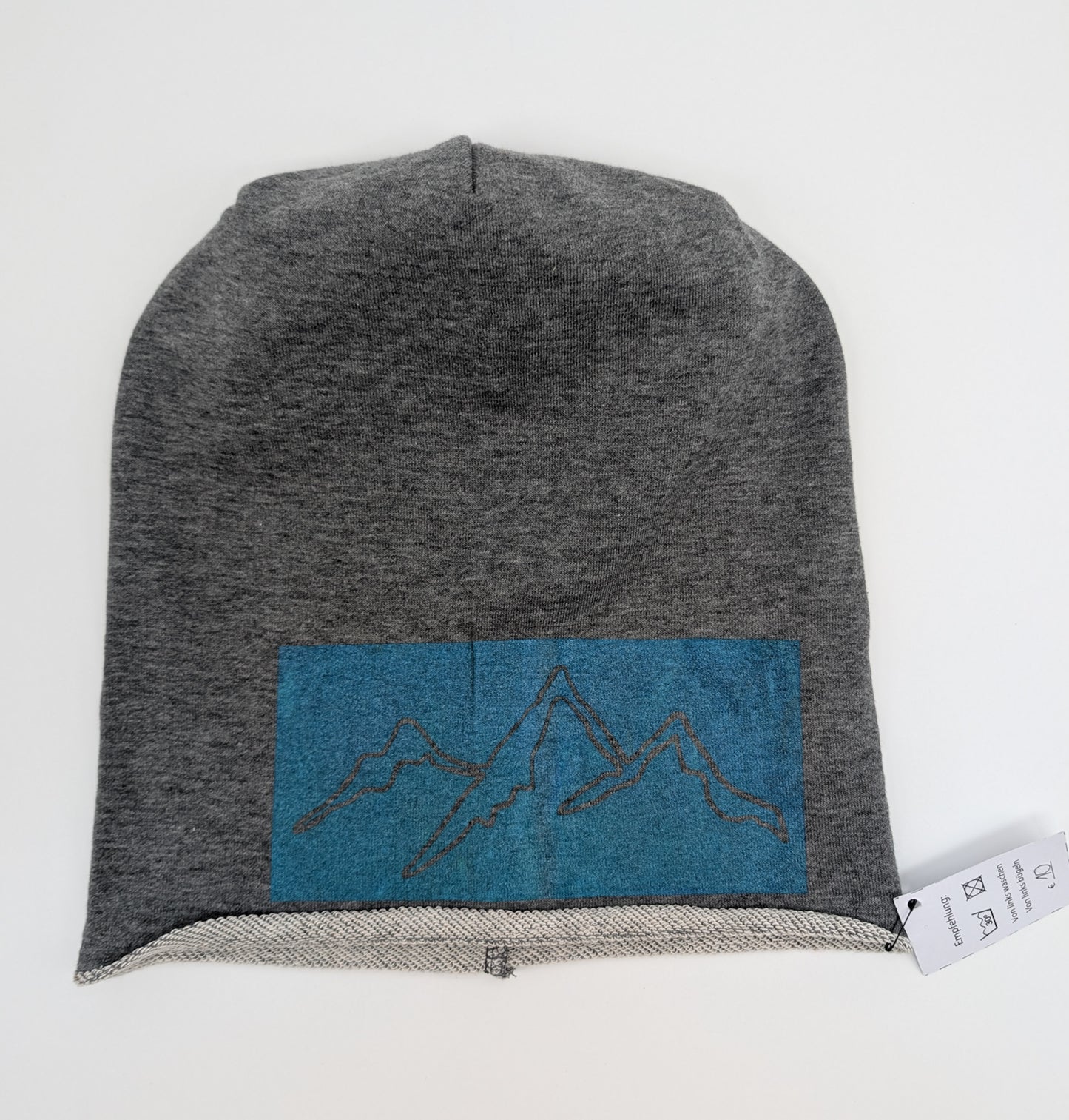 Stylische Beanie mit Bergmotiv