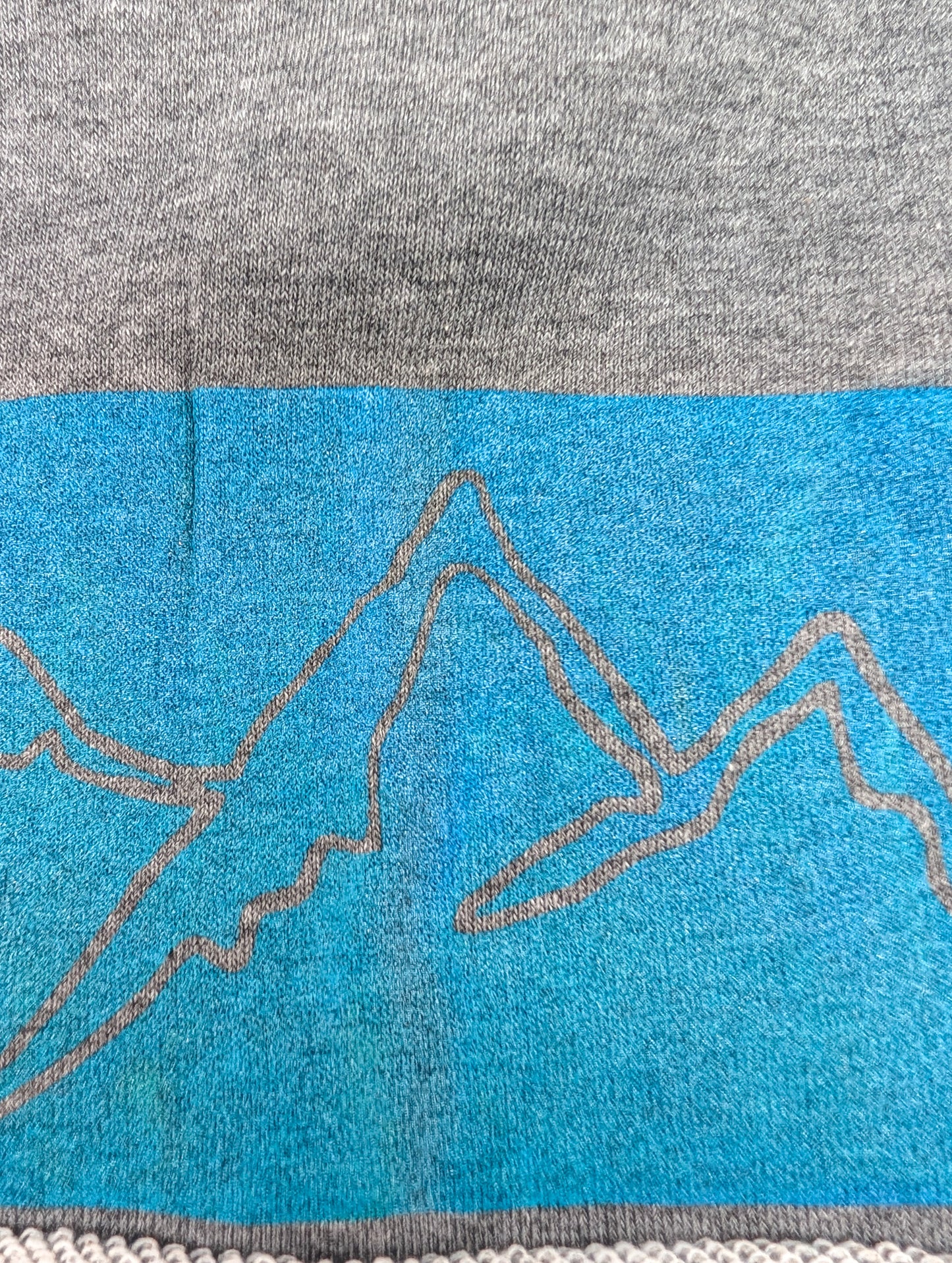 Stylische Beanie mit Bergmotiv