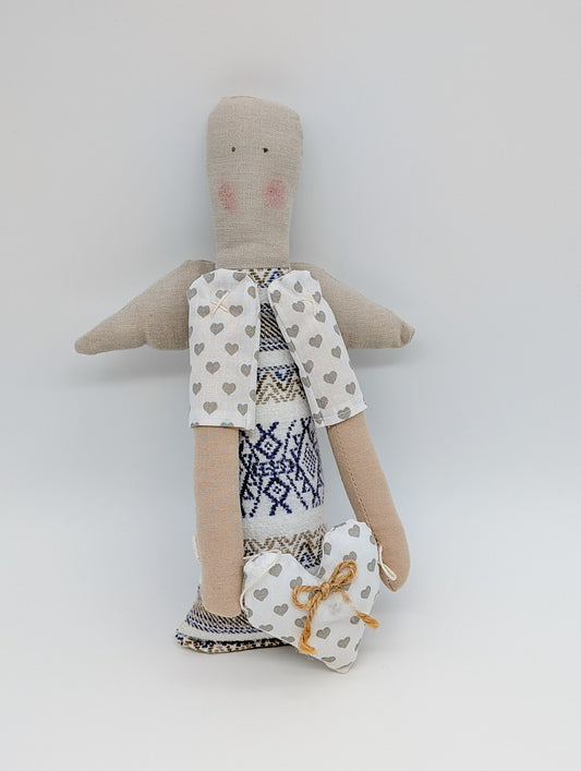Handgemachte Stoffpuppe mit Herz