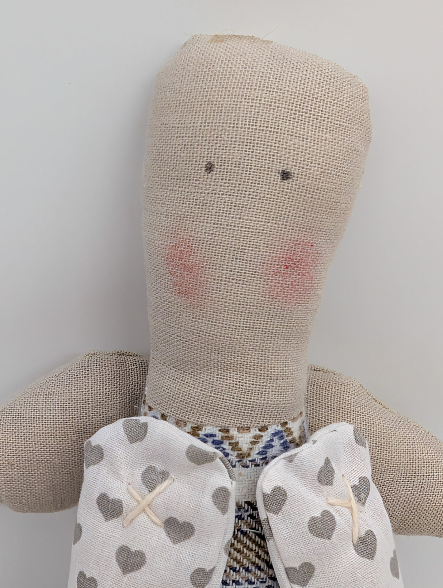 Handgemachte Stoffpuppe mit Herz