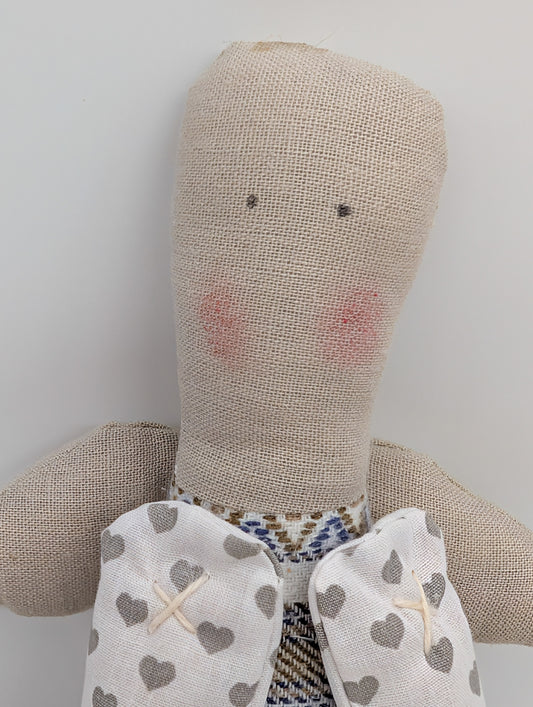 Handgemachte Stoffpuppe mit Herz