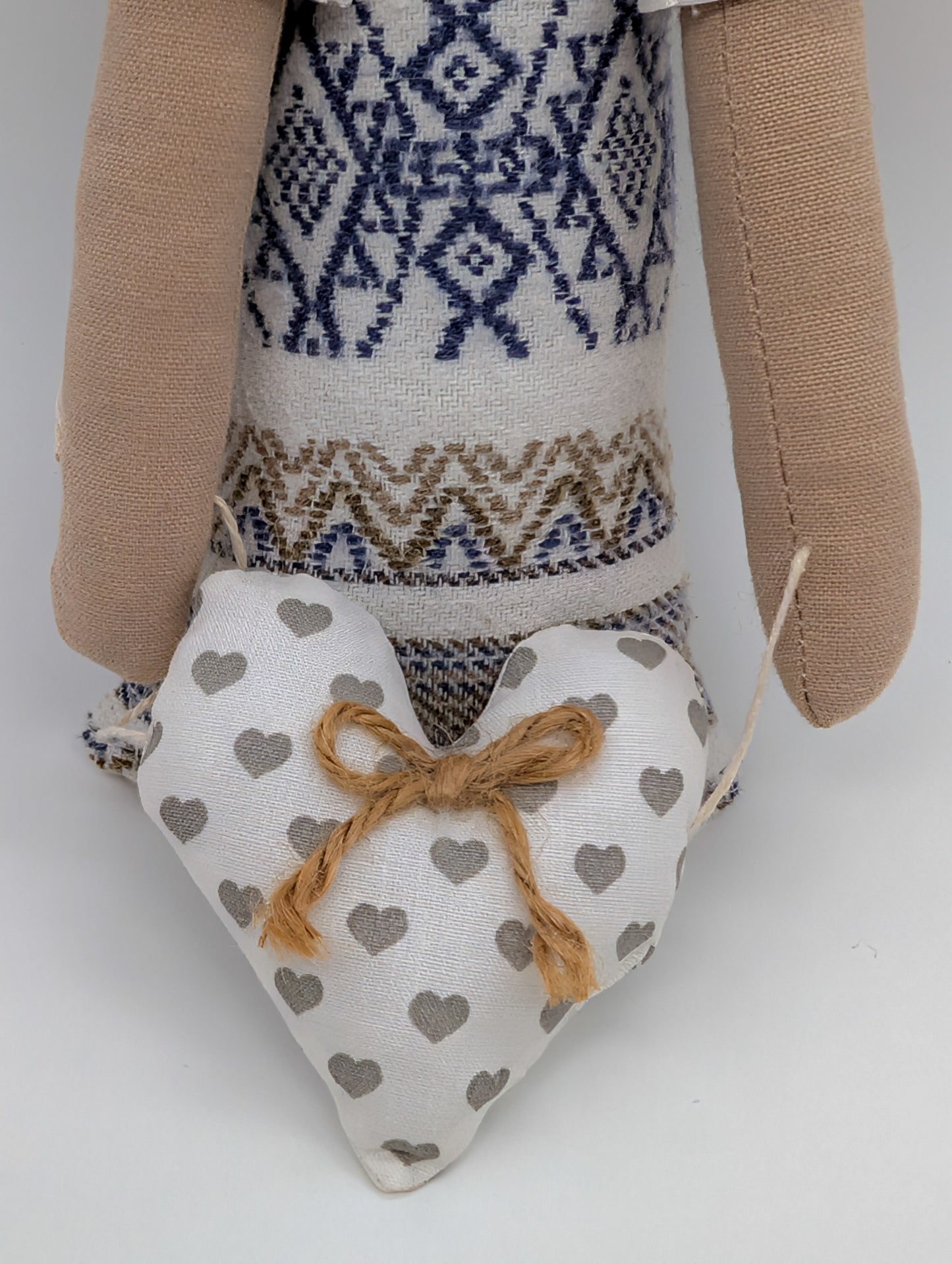 Handgemachte Stoffpuppe mit Herz