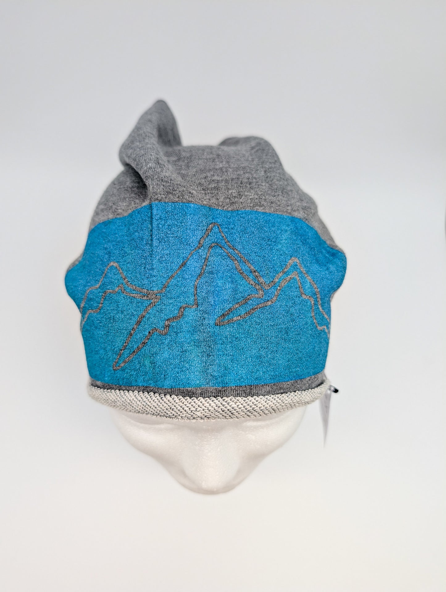 Stylische Beanie mit Bergmotiv