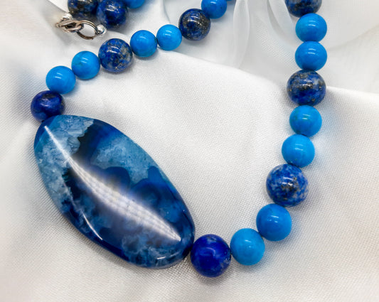 Halskette blau mit Edelsteinen