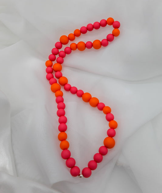 Halskette mit gefädelten Kunststoffperlen, orange-rosa