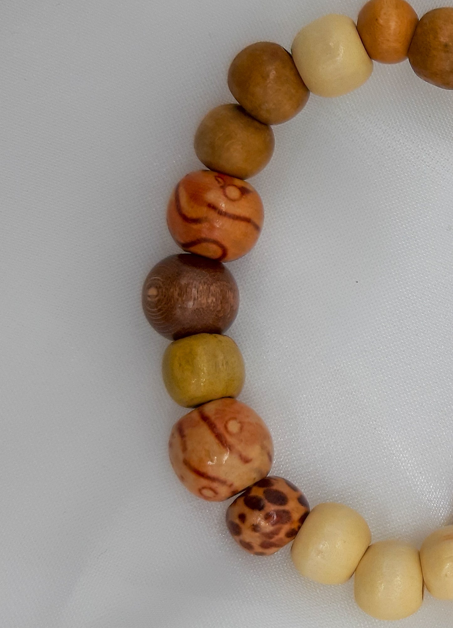 Armband mit braunen Holzperlen