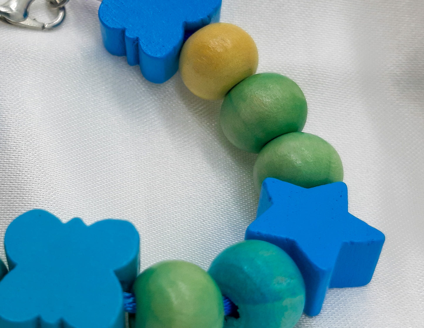 Armband (Kinder) mit Holzperlen in Blautönen