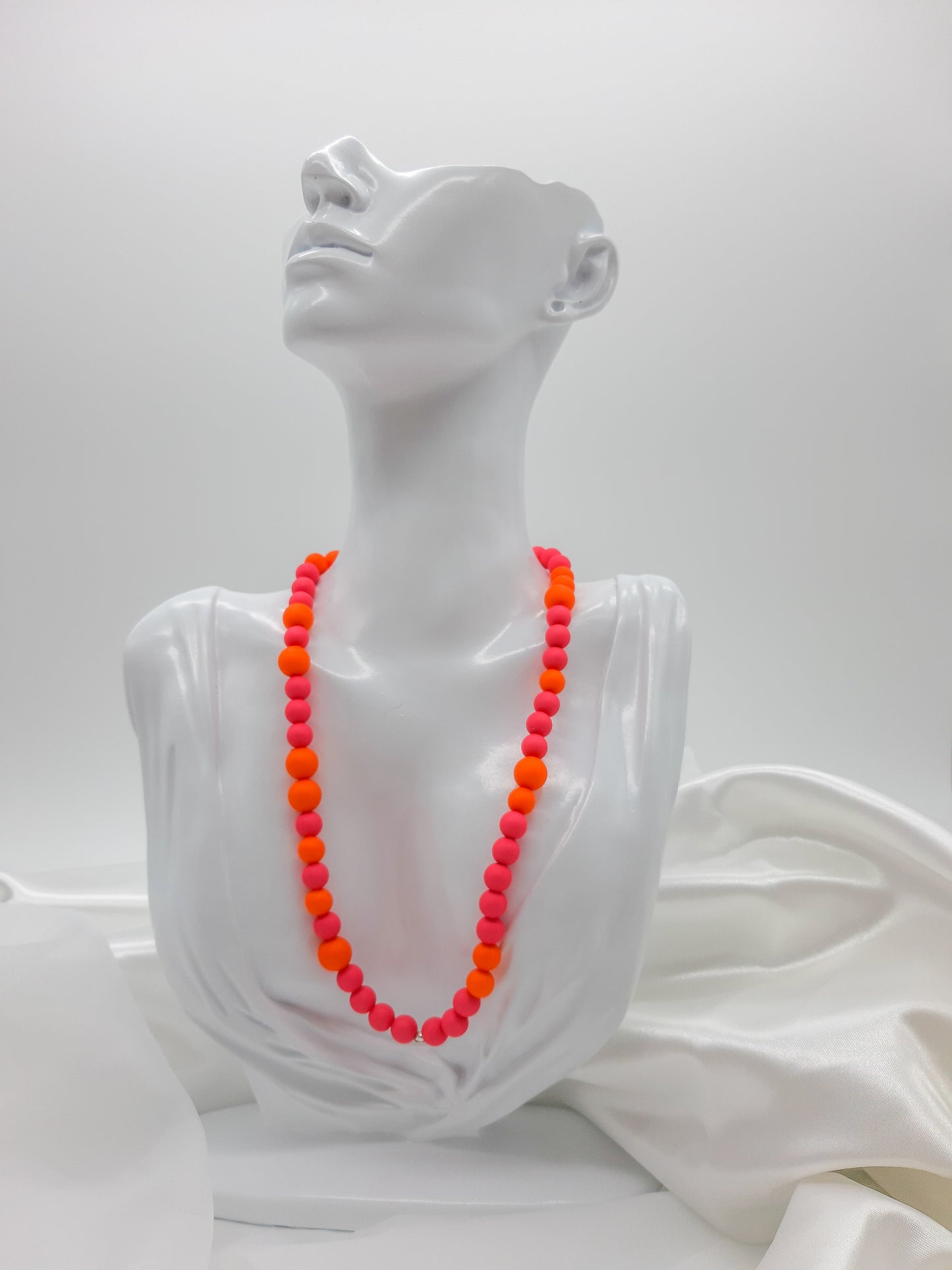 Halskette mit gefädelten Kunststoffperlen, orange-rosa