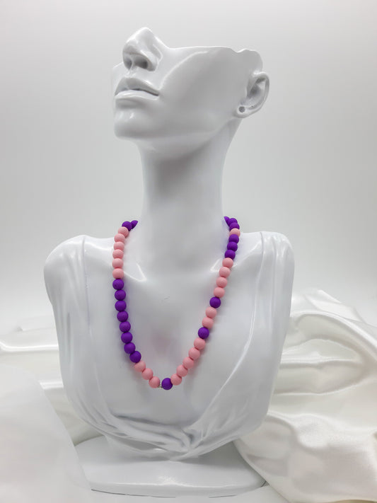 Halskette mit gefädelten Kunststoffperlen, lila-rosa