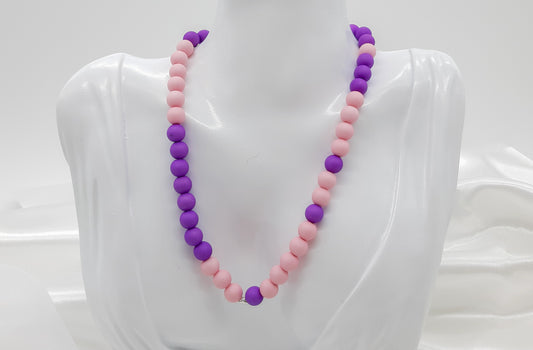 Halskette mit gefädelten Kunststoffperlen, lila-rosa