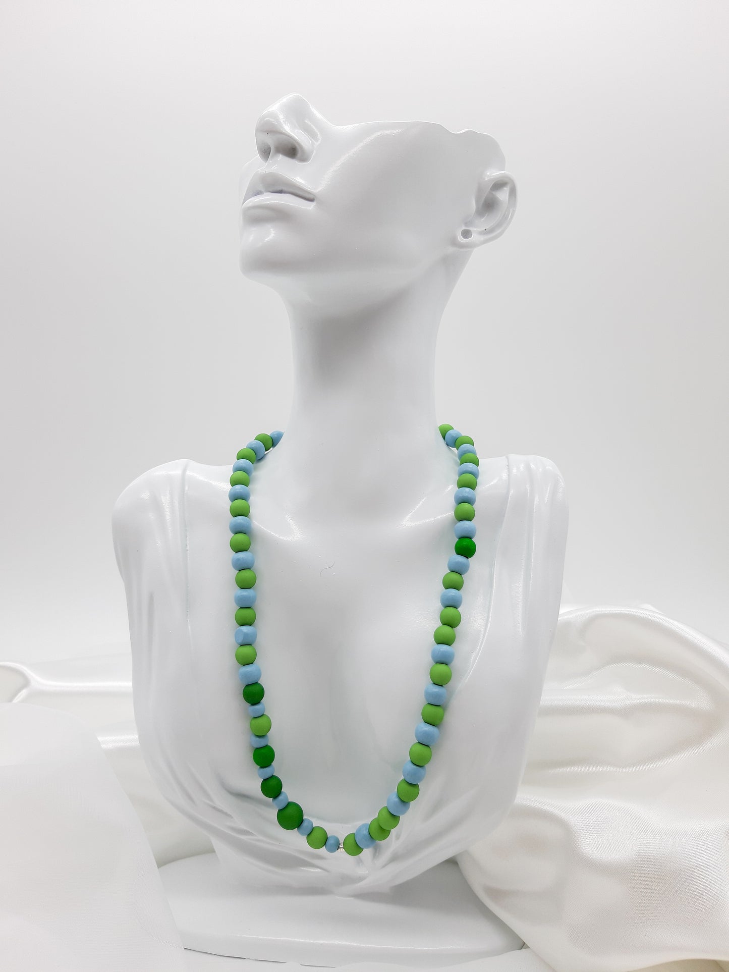 Halskette mit gefädelten Holz- und Kunststoffperlen, blau-grün