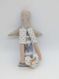 Handgemachte Stoffpuppe mit Herz