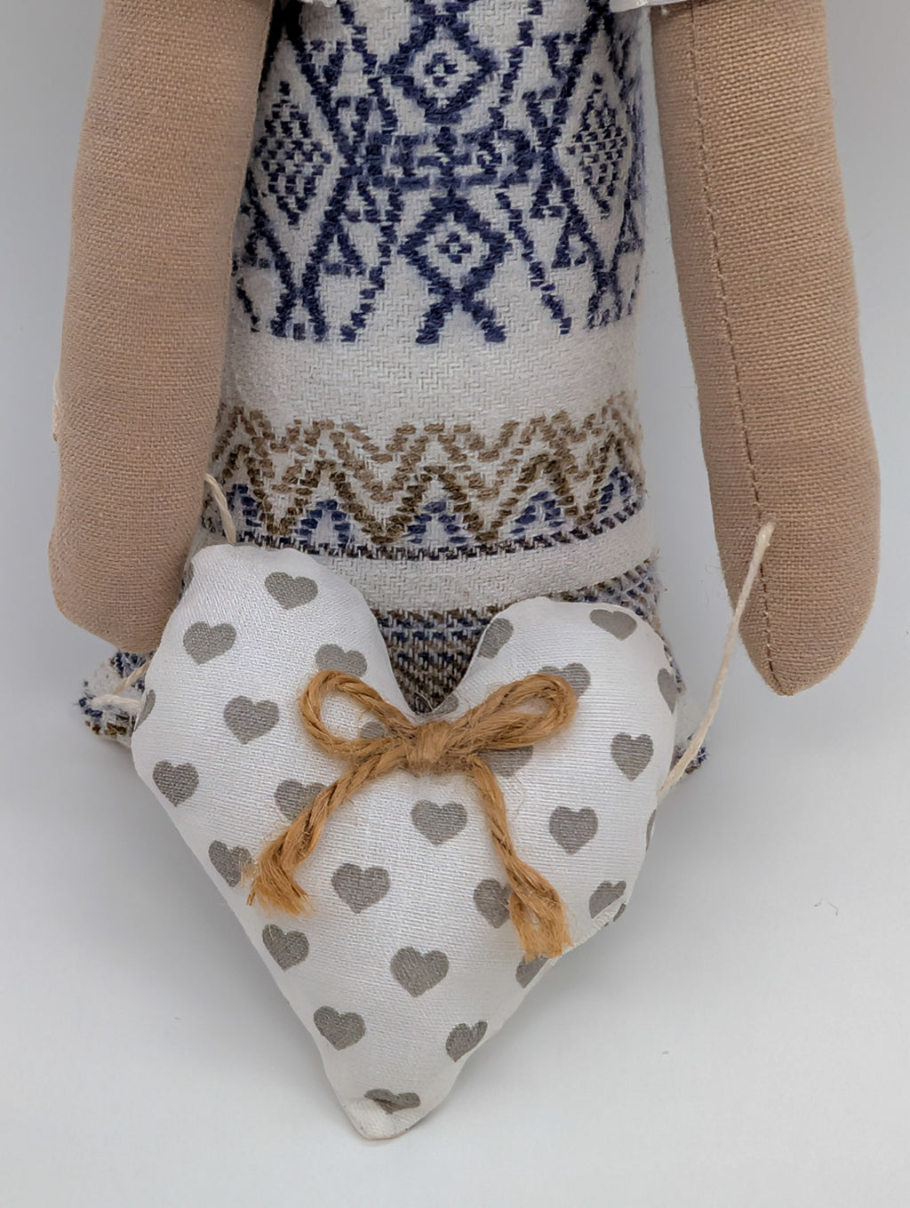 Handgemachte Stoffpuppe mit Herz