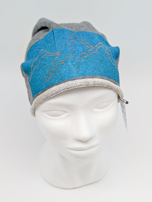 Stylische Beanie mit Bergmotiv